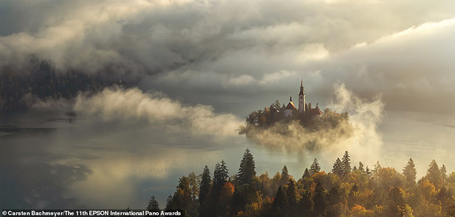 Hình ảnh tuyệt đẹp của Hồ Bled ở Slovenia của nhiếp ảnh gia người Đức Carsten Bachmeyer. 
