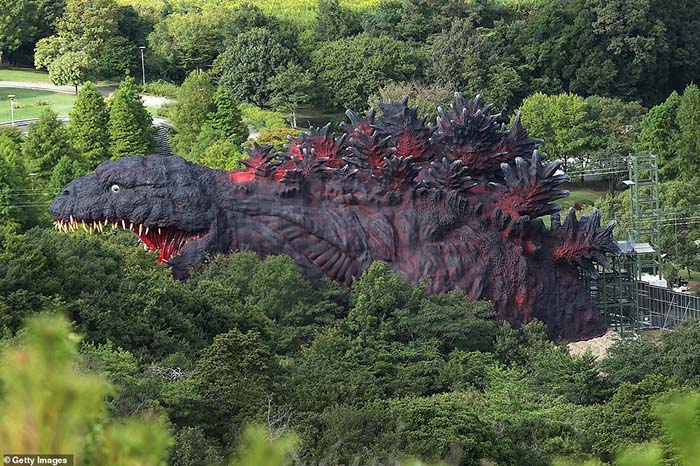 Công viên Godzilla khổng lồ, du khách có thể đu dây vào miệng quái vật - 1