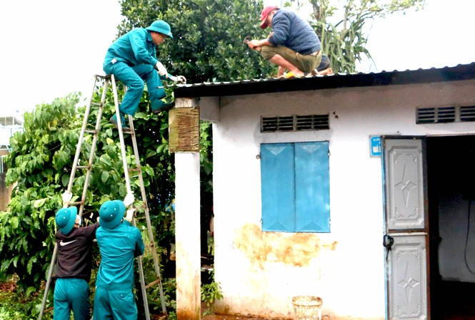 Chính quyền địa phương sửa nhà cho người dân xã Biển Hồ, TP Pleiku bị hỏng do bão số 9