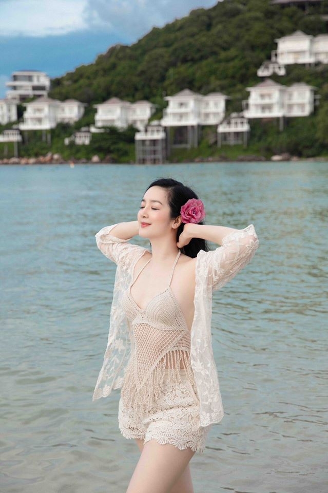 Hoa hậu Đền Hùng - Giáng My lựa chọn kiểu bikini lưới "hiền hơn", hở vừa phải, tôn dáng một cách tinh tế. Người đẹp sinh năm 1971 hiện tại vẫn giữ được vẻ đẹp xuân thì.