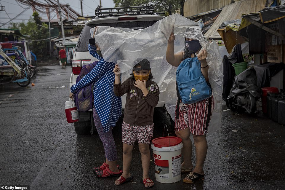 Người dân Philippines được đưa đi sơ tán khẩn cấp trước khi siêu bão Goni đổ bộ. Ảnh: Getty Images