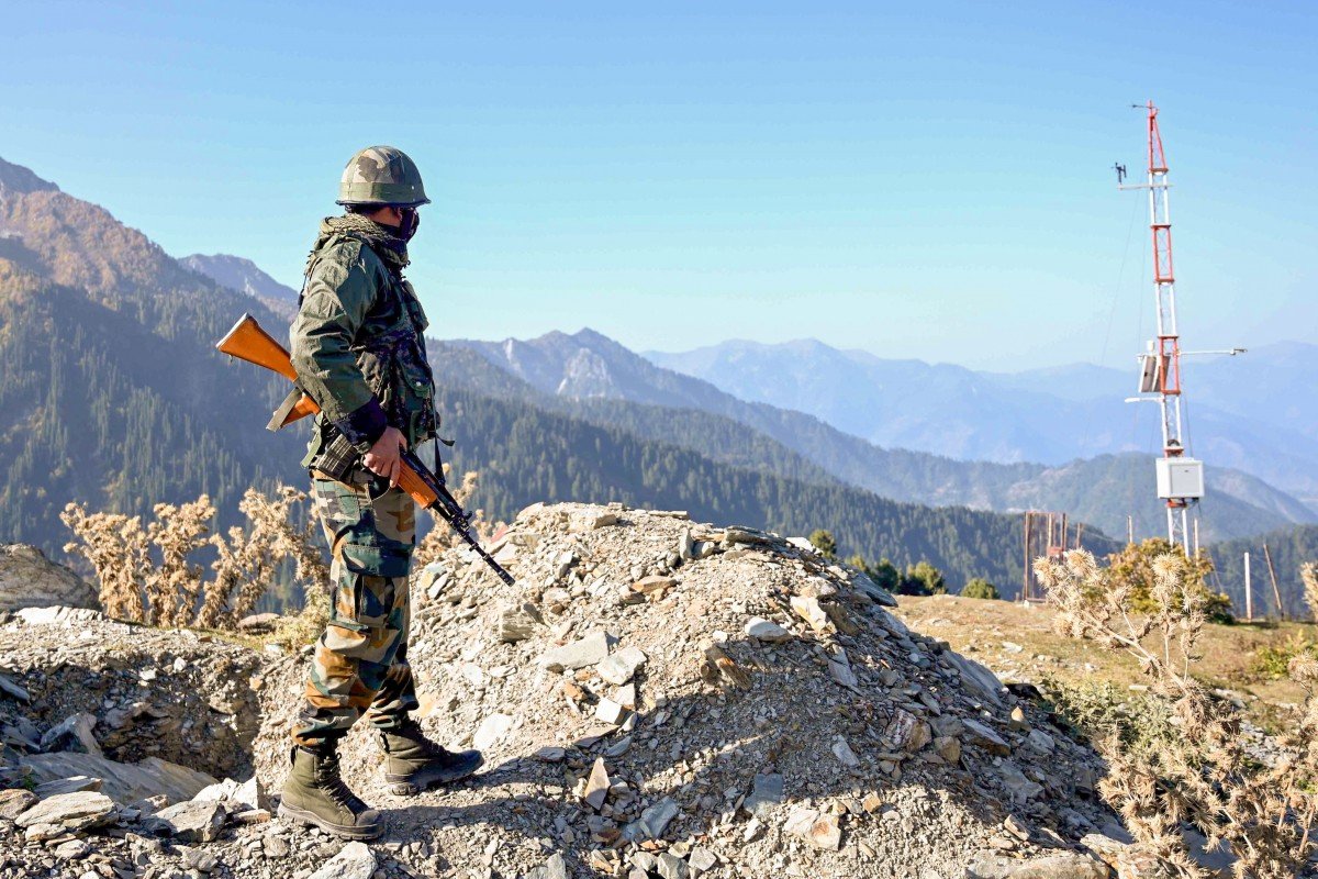 Binh sĩ Ấn Độ tuần tra trên một con đường núi gần ranh giới với Trung Quốc.