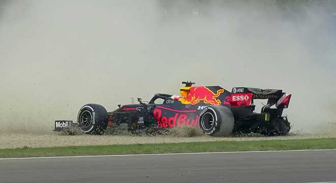 Verstappen là tay lái thứ 4 bỏ cuộc sau khi nổ lốp