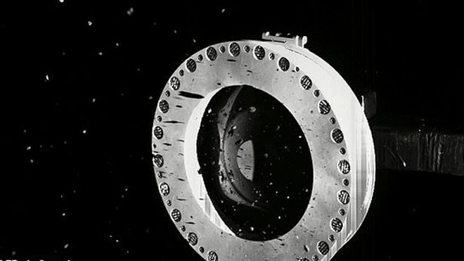 Hình ảnh từ Camera trên tàu OSIRIX-Rex cho thấy bụi đá rơi vãi ra không gian.
