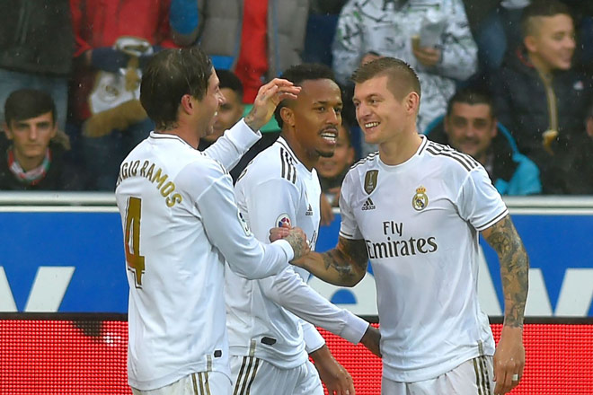 Militao (giữa) là ca nhiễm Covid-19 mới nhất của Real Madrid