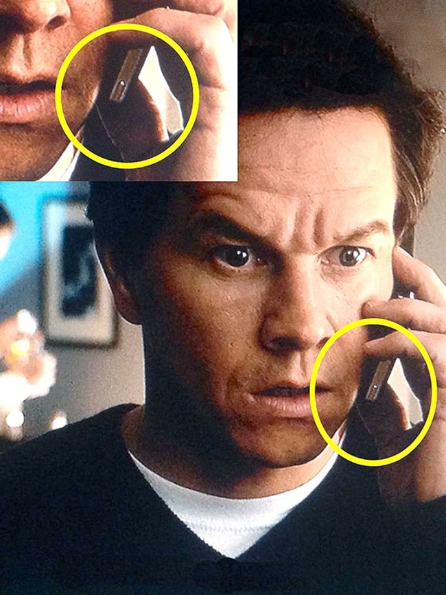Nhân vật John (Max Wahlberg) trong Ted cầm ngược điện thoại trong hầu hết cảnh phim.

