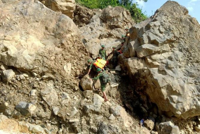 Bộ đội leo núi, cắt rừng vào hiện trường vụ sạt lở ở Phước Sơn
