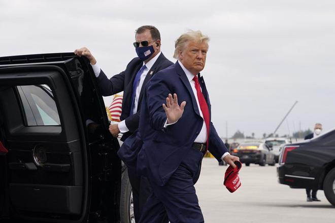 Ông Trump lên Air Force One ở Miami, bang Florida, hôm 2-11. Ảnh: AP