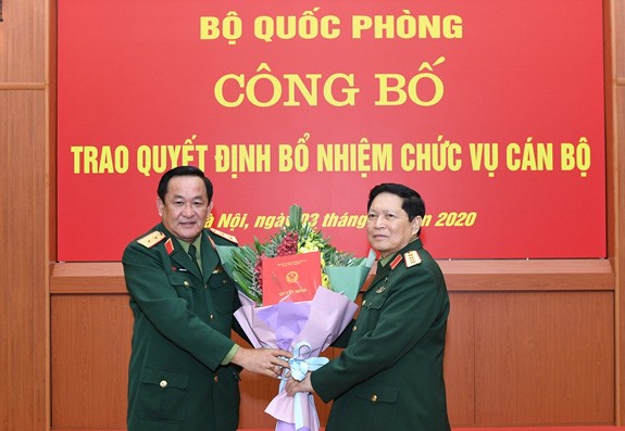 Đại tướng Ngô Xuân Lịch trao quyết định và tặng hoa chúc mừng Trung tướng Võ Minh Lương