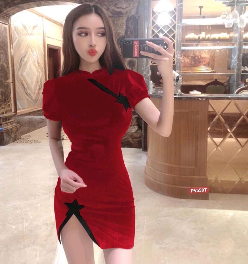 Những cô gái muốn khoe body có thể lựa chọn váy sườn xám kết hợp bodycon. Sự cộng hưởng từ 2 loại trang phục này sẽ giúp thời trang đời thường của bạn đỡ nhàm chán. Quan trọng hơn, sự sáng tạo này không vượt quá giới hạn.&nbsp;