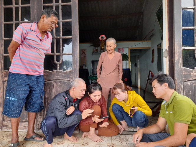 &nbsp;Người thân đang theo dõi thông tin, chờ gặp người thân