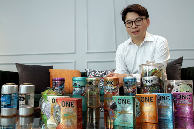 Khi gia nhập công ty năm 21 tuổi, Goh Miah Kiat đã điều hành công ty phát triển và tăng doanh thu của Karex từ 7 triệu Ringit năm 2000 lên 360 Ringit năm 2019.
