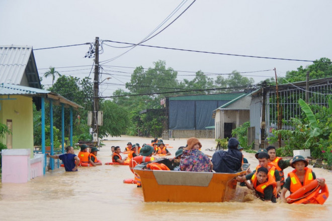 Lực lượng vũ trang Quân khu 4 đưa người dân miền Trung đến nơi an toàn trong bão lũ, tháng 10/2020. Ảnh: QK4&nbsp;