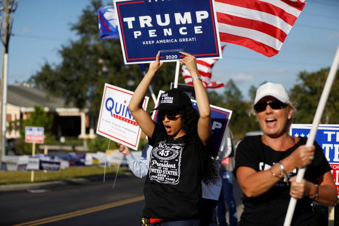 Cử tri ủng hộ ông Donald Trump tại TP Tampa, bang Florida - Mỹ hôm 3-11. Ảnh: Reuters