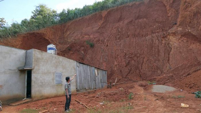 “Quả bom” khổng lồ nằm sau lưng những căn nhà dân tại thôn Lông Nang, thị trấn Đăk Glei