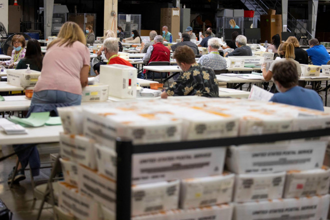 Nhân viên bầu cử xử lý hàng ngàn lá phiếu bỏ qua thư tại TP Anta Ana, bang Califorina – Mỹ hôm 2-11 Ảnh: REUTERS