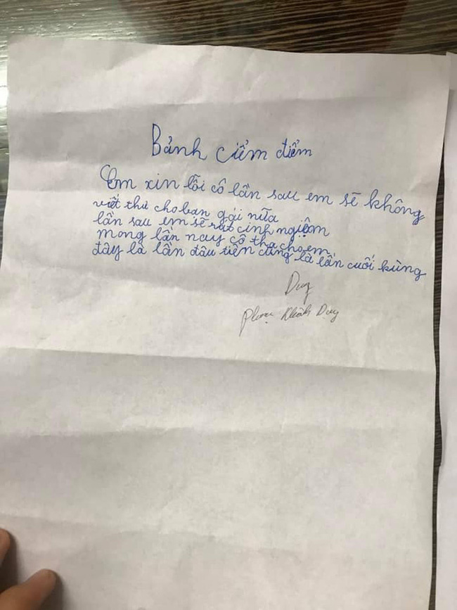 Còn đây là bản kiểm điểm của cậu bé lớp 1 bị phạt vì... viết thư cho bạn gái. Dù lỗi chính tả chi chít nhưng giọng điệu hồn nhiêu quá đỗi khiến ai cũng cười ngất: "Bản kiểm điểm. Em xin lỗi cô, lần sau em sẽ không viết thư cho bạn gái nữa. Lần sau em sẽ rút kinh nghiệm. Mong lần này cô tha cho em. Đây là lần đầu tiên cũng là lần cuối cùng."