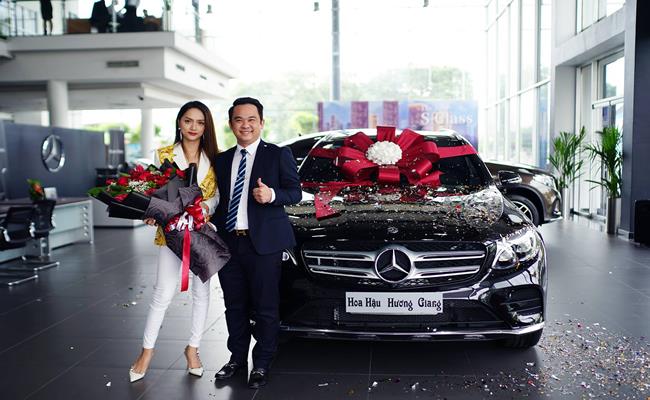 Không lâu sau đó, Hương Giang tiếp tục rước thêm chiếc Mercedes có giá hơn 2 tỉ đồng về bổ sung cho dàn xế hộp của mình.
