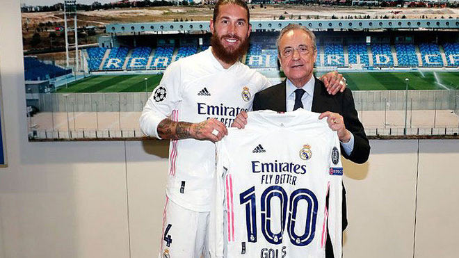 Sergio Ramos được Chủ tịch Real Madrid - Florentino Perez chúc mừng khi anh cán mốc 100 bàn thắng cho đội bóng Hoàng gia Tây Ban Nha