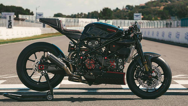 Freerides Motos đã hoàn thành việc độ chiếc Ducati 999 với màu đen ánh kim loại ngọc trai đan xen một số chi tiết màu đỏ theo phong cách cafe race
