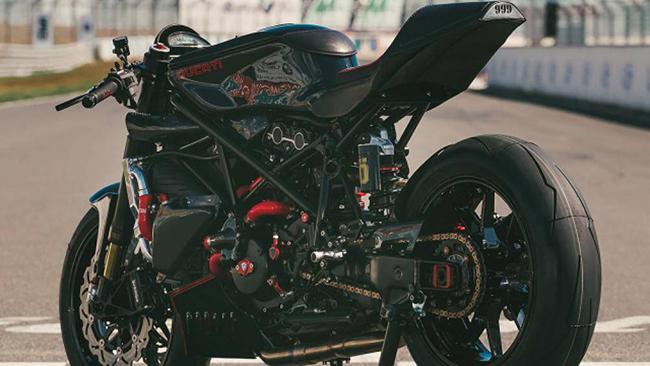Ở phía sau, Ducati 999 được thiết kế một bộ phận đuôi kiểu cafe mới, nằm trên khung phụ và có đèn hậu tích hợp
