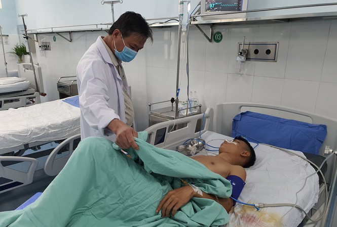 Thanh niên trúng 13 phát đạn hoa cải đang được điều trị tại Bệnh viện Đa khoa khu vực Quảng Nam (ảnh: CTV)
