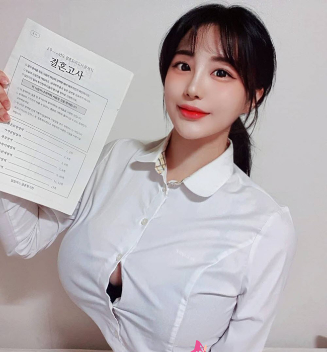 Mới đây cộng đồng mạng Hàn Quốc lại xôn xao vì hình ảnh của một hot girl có nickname Jjeong-i.
