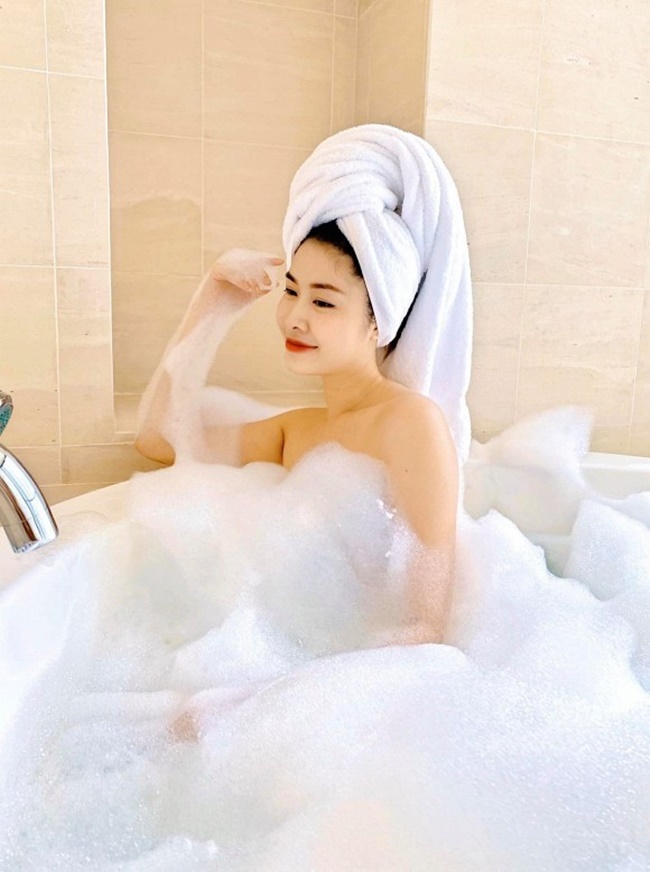 Nhan sắc bà xã Đăng Khôi được fan khen hết lời. Bà mẹ 2 con ngày càng đẹp, quyến rũ và trẻ trung hơn khi được ông xã cưng chiều hết mực.
