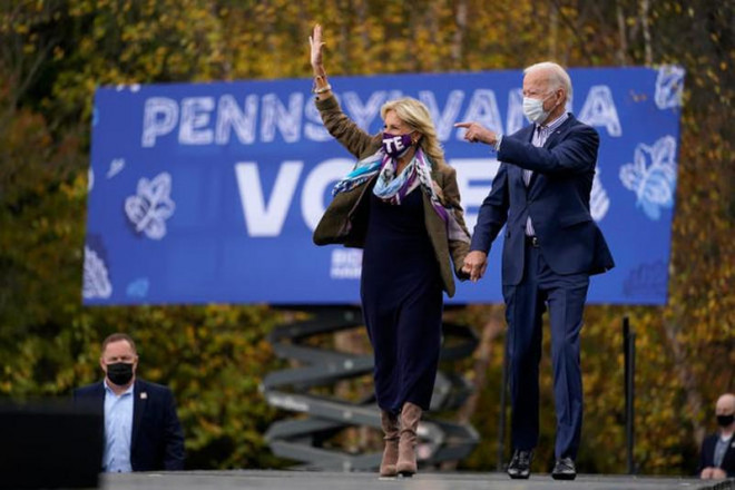 Ông Biden cùng vợ tranh cử tại bang Pennsylvania vào tháng 10. Ảnh: AP