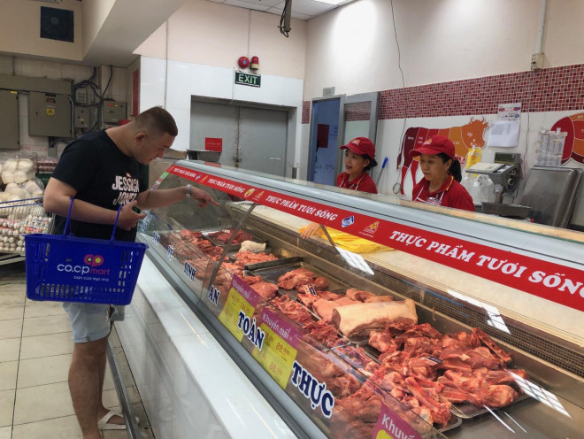 Giá heo hơi còn ở mức cao khiến giá bán lẻ thịt heo ra thị trường chưa thể giảm nhiều