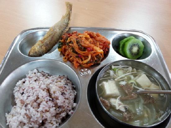 Khám phá suất ăn trưa của học sinh Hàn Quốc, đầy đủ các món từ Á đến Âu - 1