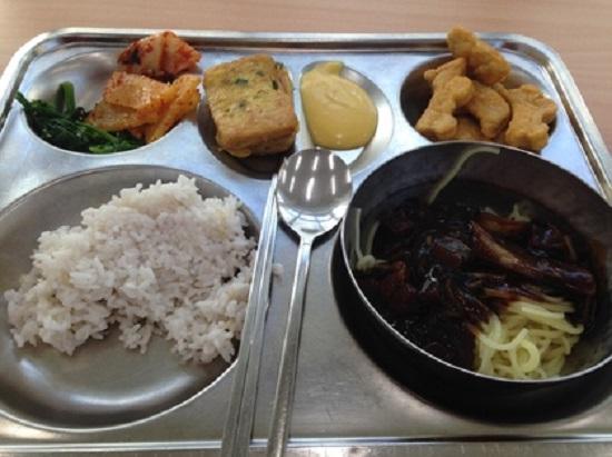 Khám phá suất ăn trưa của học sinh Hàn Quốc, đầy đủ các món từ Á đến Âu - 3