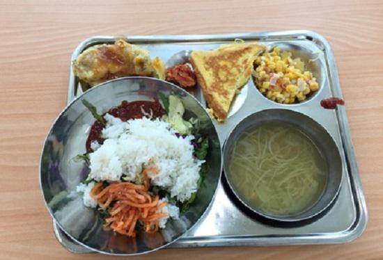 Khám phá suất ăn trưa của học sinh Hàn Quốc, đầy đủ các món từ Á đến Âu - 6