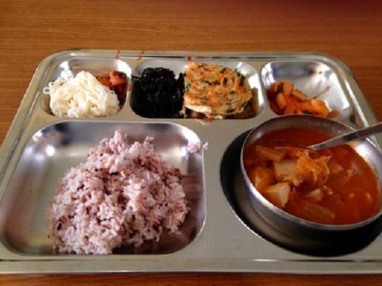 Khám phá suất ăn trưa của học sinh Hàn Quốc, đầy đủ các món từ Á đến Âu - 2