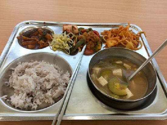 Khám phá suất ăn trưa của học sinh Hàn Quốc, đầy đủ các món từ Á đến Âu - 5