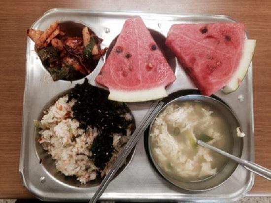 Khám phá suất ăn trưa của học sinh Hàn Quốc, đầy đủ các món từ Á đến Âu - 4