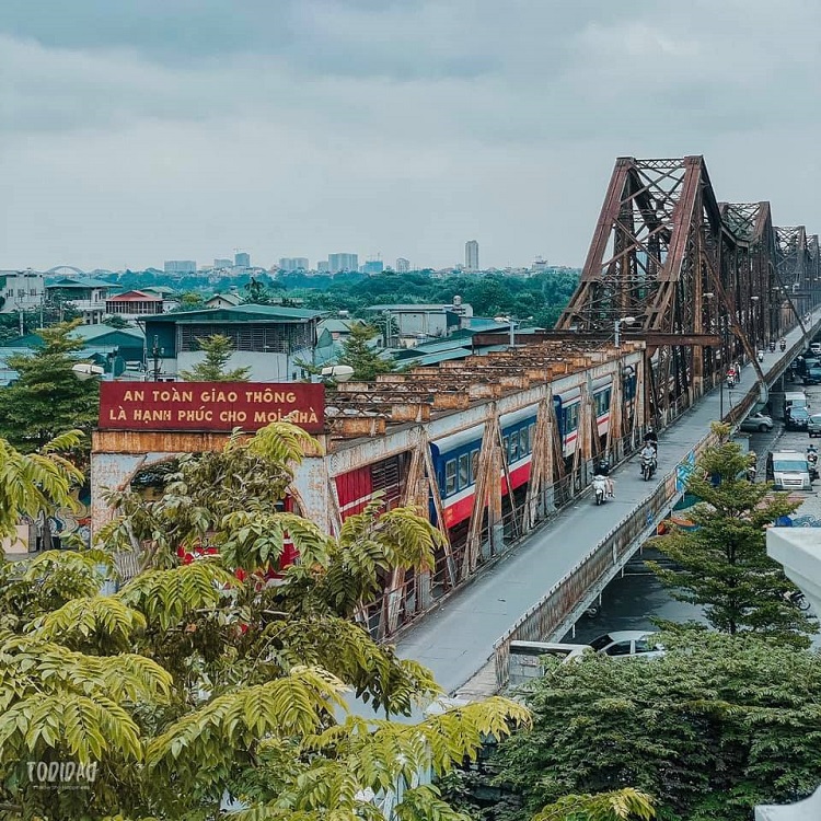 Cầu Long Biên bắc qua sông Hồng, nối liền hai quận Long Biên và Hoàn Kiếm. Được khởi công xây dựng năm 1898 và khánh thành năm 1902 do hai nhà thầu Daydé và Pille thi công. Công trình này được coi là một chứng nhân lịch sử của người dân thủ đô khi đã chứng kiến bao thăng trầm của Hà Nội qua hai cuộc kháng chiến chống Pháp và chống Mỹ. (Ảnh: Tô Đi Đâu)