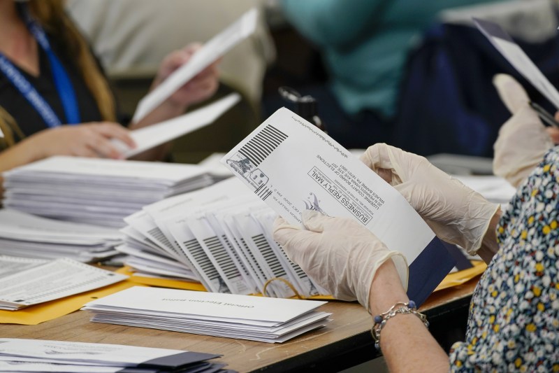 Người Mỹ năm nay đi bỏ phiếu bầu tổng thống sớm đông kỷ lục (ảnh: Guardian)