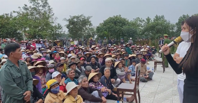 Thủy Tiên khẳng định không phải "quy định trên 1m mới phát quà" mà cô muốn trao quà cho đúng người bị ảnh hưởng lũ lụt, muốn giúp người cần giúp