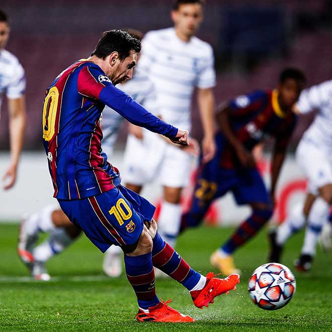 Messi lập công từ chấm 11m cho Barca