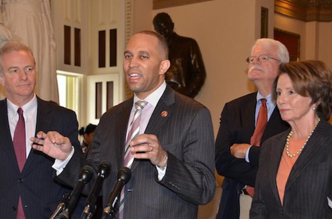 Ông Hakeem Jeffries (giữa) và bà Nancy Pelosi. Ảnh: FLICKR