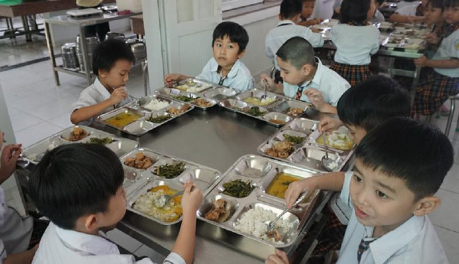 Bữa ăn bán trú của học sinh trường Tiểu học Trần Thị Bưởi, quận 9 đã được cải thiện sau phản ảnh của phụ huynh. Ảnh: NGUYỄN QUYÊN