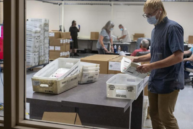 Công tác kiểm phiếu vẫn miệt mài ở hạt Maricopa, bang Arizona (Mỹ) ngày 5-11. Ảnh: THE REPUBLIC