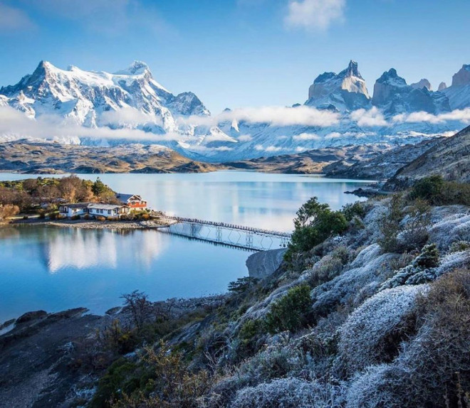 Đứng đầu danh sách 50 điểm đến đẹp nhất thế giới 2020 là Vườn quốc gia Torres del Paine, Chile. Vườn quốc gia ở miền Nam khu Patagonia, Chile. Theo Big 7 Travel đánh giá: "Từ những hồ băng cổ đại, tới dãy núi Cordillera, từ những con báo cuga lang thang cho tới các đàn lạc đà guanaco chạy vô tận, Torres del Paine là nơi sở hữu nét hoang dã và đáng được xếp làm điểm đến đẹp nhất". Ảnh: Timothydhalleine.