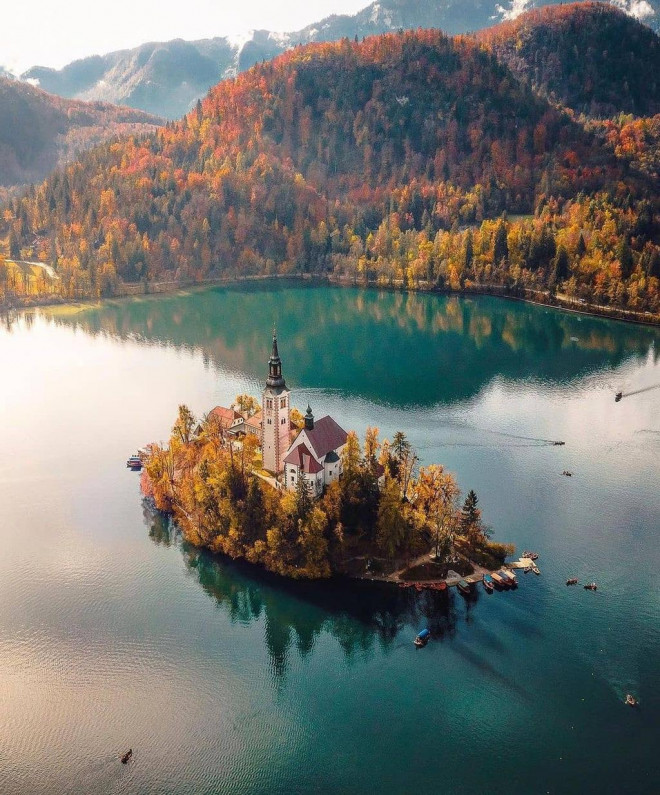 Hồ Bled, Slovenia nằm ẩn mình trong núi Julian, khung cảnh đẹp tựa như cổ tích. Giữa hồ là hòn đảo nhỏ có nhiều tòa nhà. Đáng chú ý hơn cả là nhà thờ Mary the Queen với tòa tháp cao 52 m nổi bật. Nhà thờ này cũng là điểm thu hút du khách cũng như các đôi tình nhân chọn làm nơi cử hành hôn lễ. Ảnh:Ilyaivan0v, Davide.anzimanni.