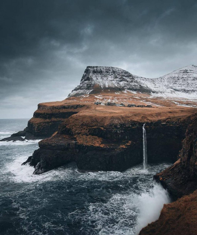 Quần đảo Faroe, Đan Mạch với 18 ngọn núi nằm ở Bắc Đại Tây Dương. "Trải dài giữa Iceland và Na Uy, những hòn đảo cổ kính hoang sơ này nằm ngoài một giấc mơ Bắc Âu. Nơi đây có tất cả những gì du khách cần tới, những thác nước trong vắt, những vách núi đá nhô ra từ hư không và những ngọn đồi xanh mượt như nhung", Big 7 Travel đánh giá. Ảnh: Travellexia.