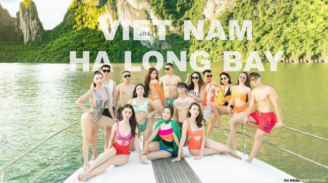 Trên du thuyền hạng sang, hội chị em của Ngọc Trinh như Quỳnh Thư, Lê Hà... diện bikini cắt khoét vô cùng bốc lửa, khoe thân táo bạo.
