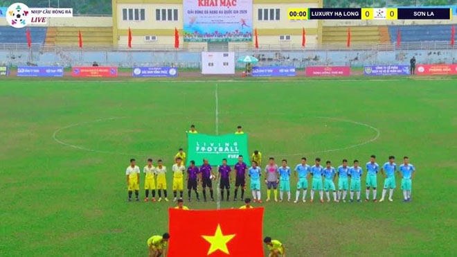 CLB Sơn La (áo vàng) chỉ có 4 cầu thủ ra sân ở trận đấu với Luxury Hạ Long.