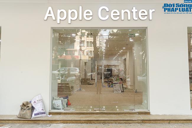 Mặt tiền có dòng chữ "Apple Center".