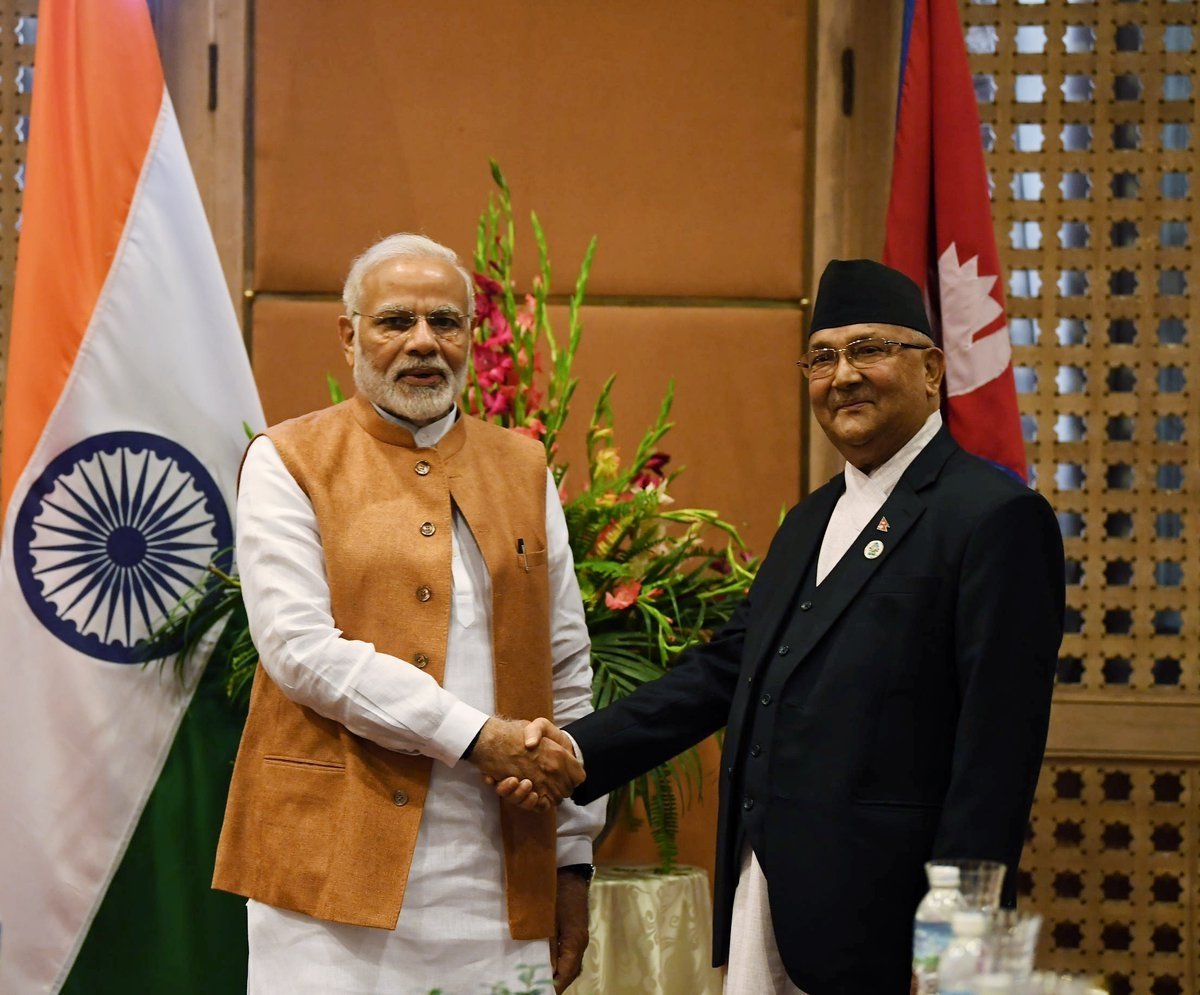 Thủ tướng Ấn Độ Narendra Modi bắt tay người đồng cấp Nepal KP Sharma Oli trong một cuộc gặp (ảnh: SCMP)